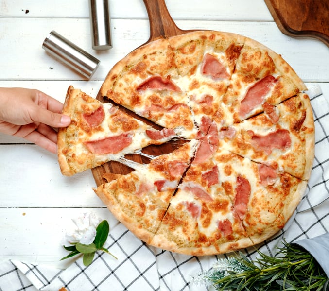 pizza-with-ham-table